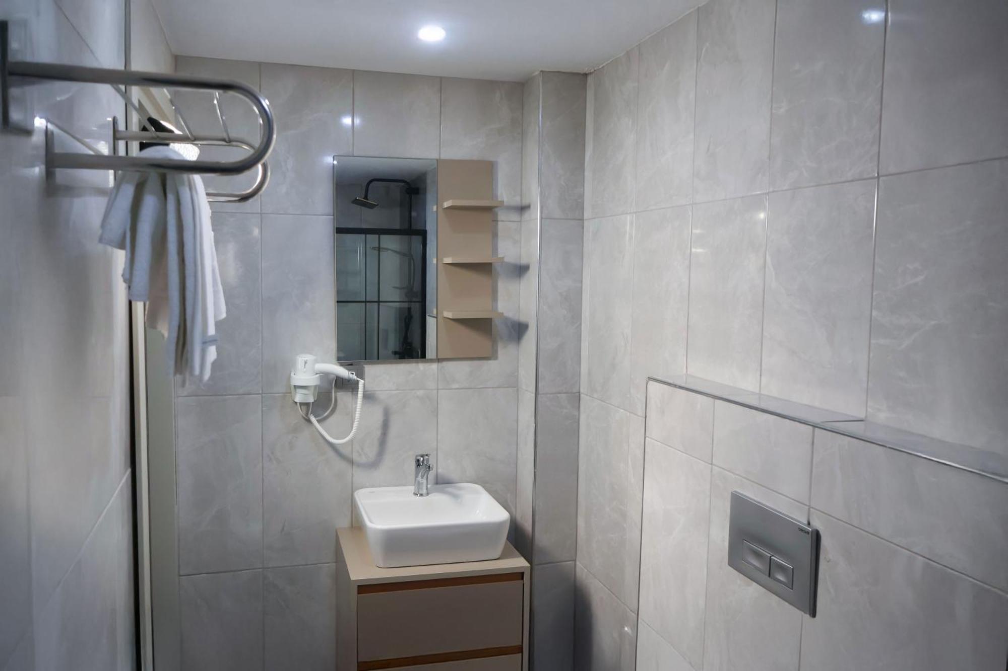 Lara Street Hotel *